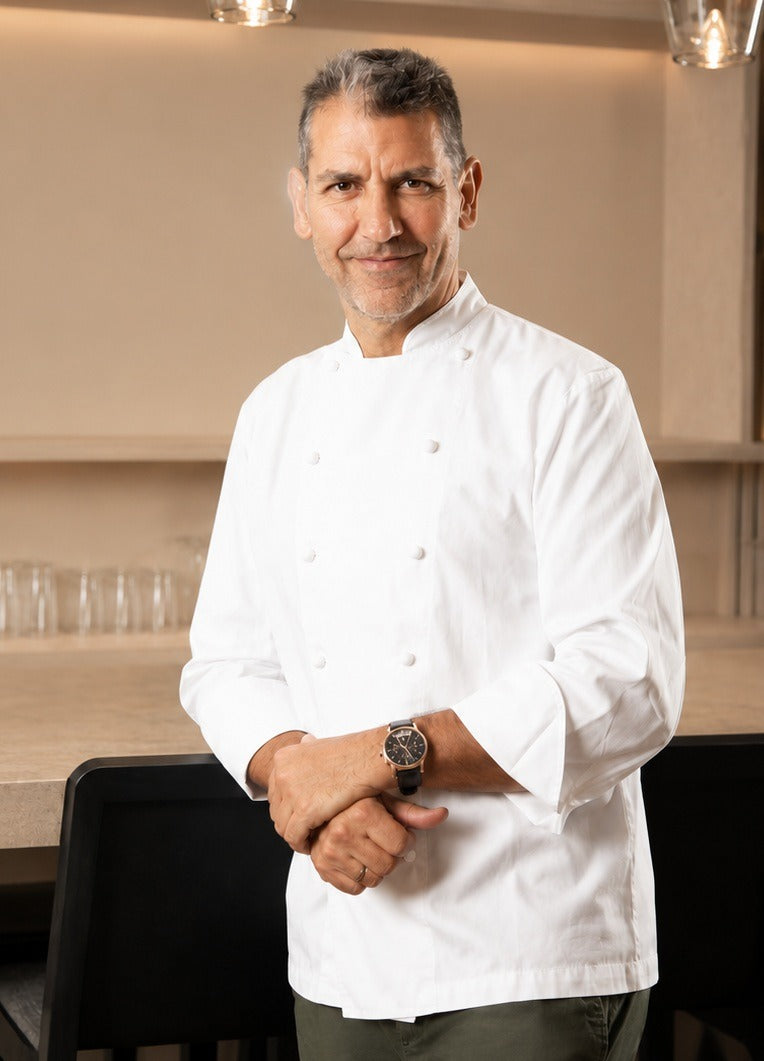 Paco roncero apoyado en una mesa, chef, michelin, estrella michelin, influencer, creador, paco roncero